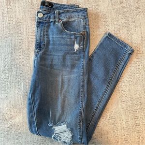 1822 | Light Wash Ripped Skinny Jean | Size 28